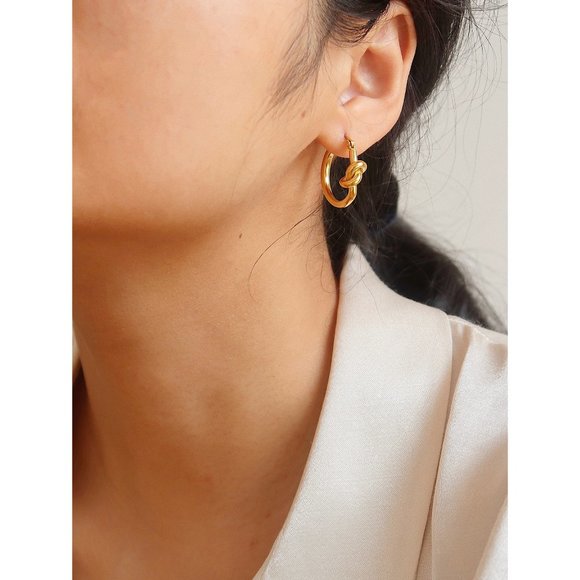 NEW 18K Gold Plated Knot Round Hoop Earrings - Picture 2 of 9